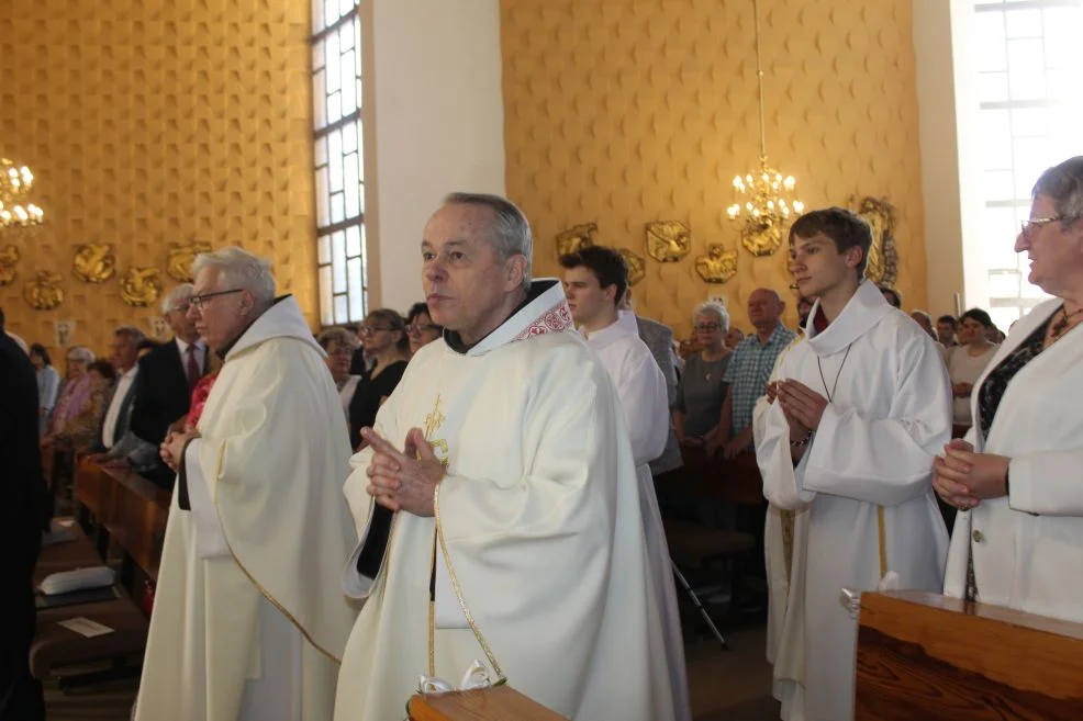 Tablica dla ojca Sylwina Wojdanowicza oraz jubileuszowy zjazd franciszkanów w Jarocinie