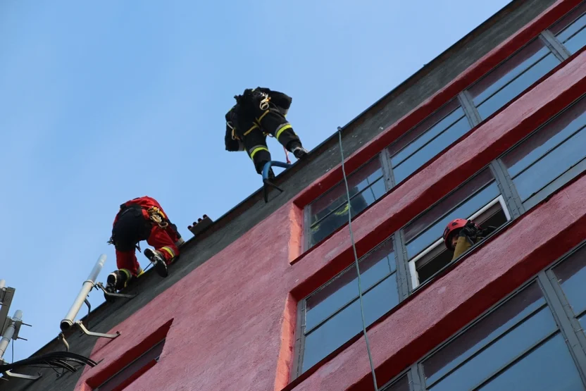 Ćwiczenia z ratownictwa wysokościowego na elewatorze zbożowym w Pleszewie