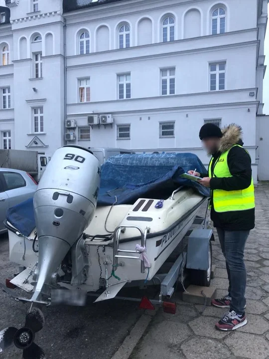 Łódka z silnikiem, przyczepka i wędki odzyskane