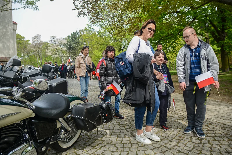 Wystawa zabytkowych pojazdów w Jarocinie z okazji Święta Flagi