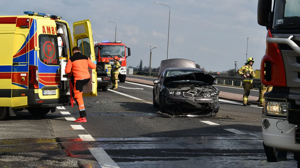 Wypadek na DK12. Na wylocie z Borku zderzyły się 2 samochody osobowe