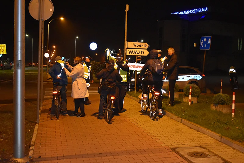 Krotoszyn. Policjanci dawali rowerzystom kamizelki