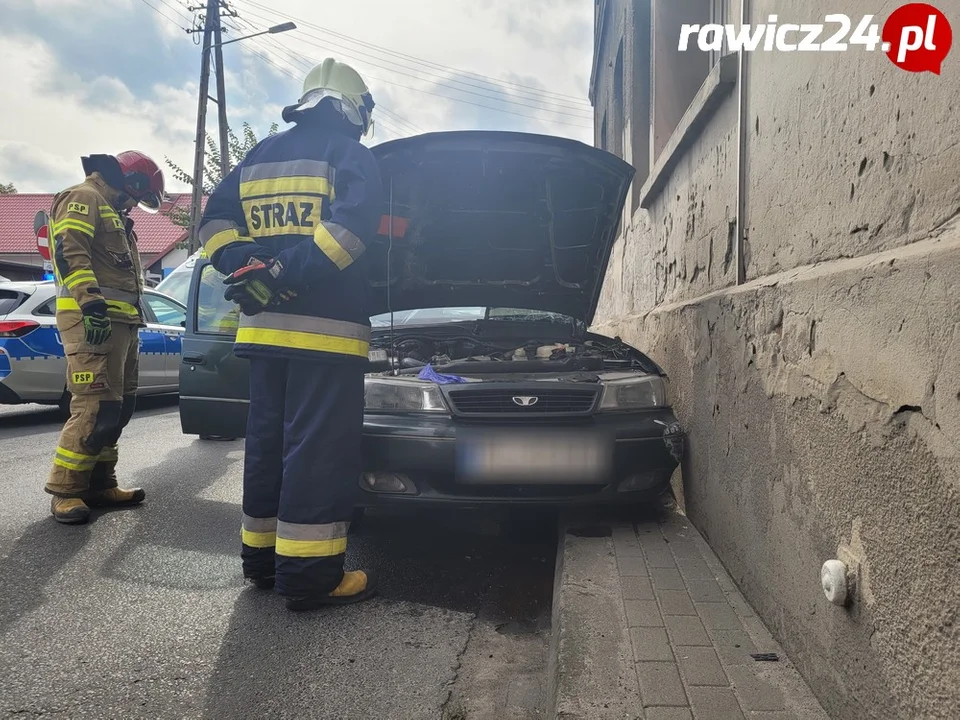 Zderzenie dwóch aut osobowych na skrzyżowaniu ul. Przyjemskiego i Rolniczej w Rawiczu