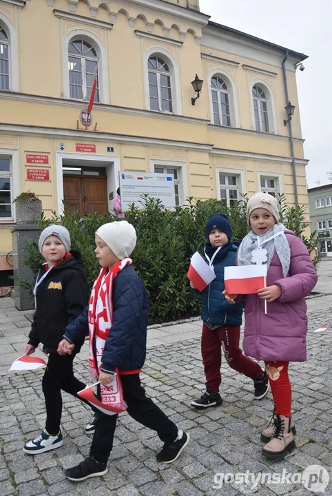 Przemarsz z flagami przedszkolaków z Przedszkola Samorządowego "Pod Świerkami" w Krobi