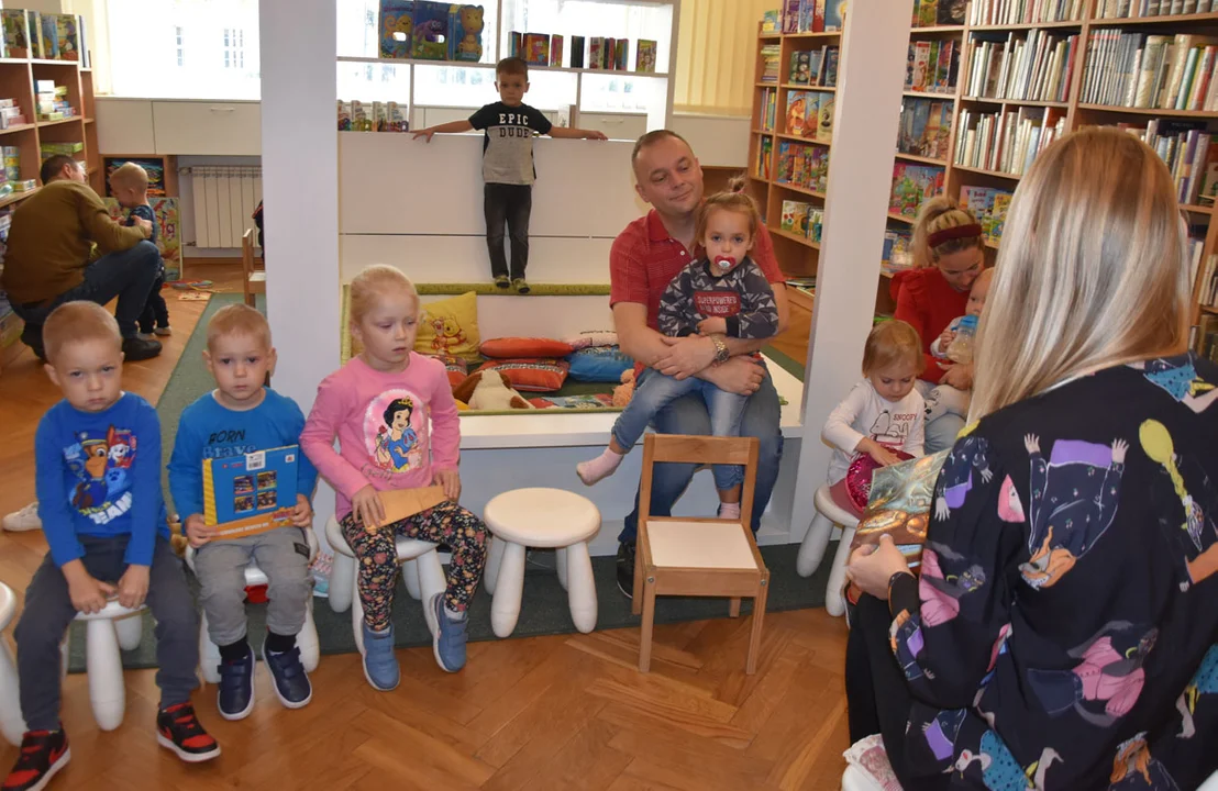 Zasłuchani, zamyśleni, zaczytani. Ponad 200 osób na „Tygodniu Głośnego Czytania” w gostyńskiej bibliotece - Zdjęcie główne