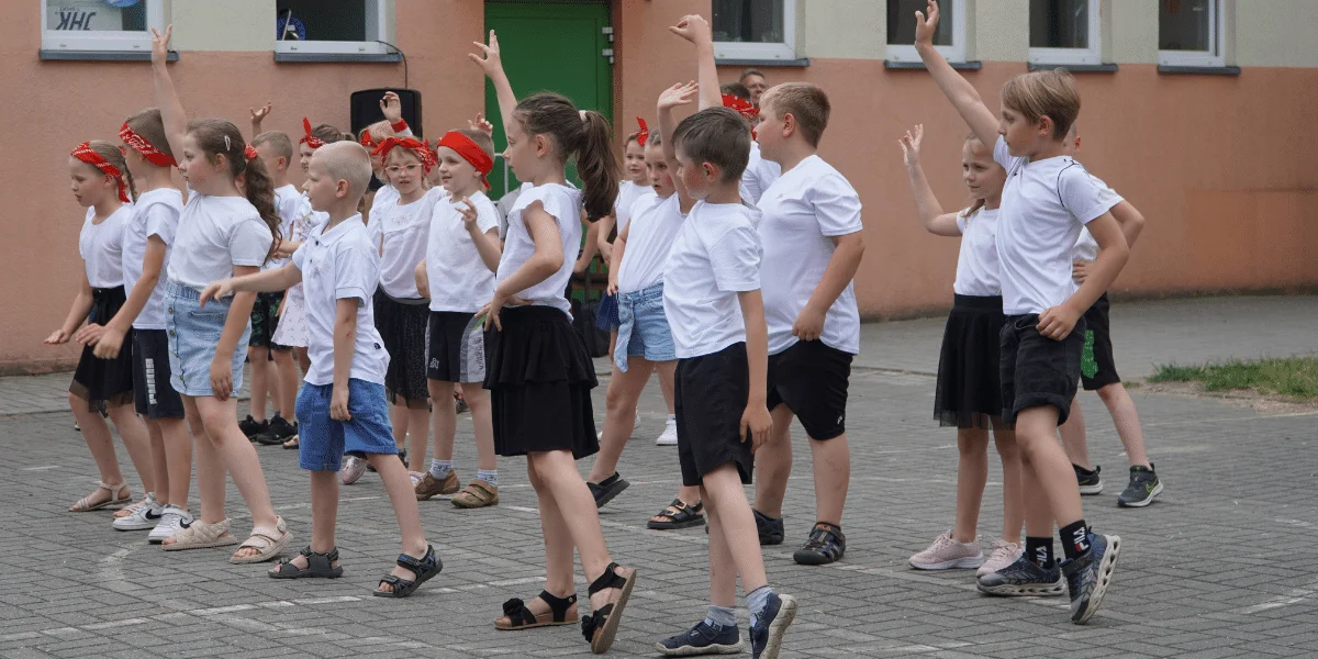 Festyn w Szkole Podstawowej nr 3 im. ks. Jana Twardowskiego w Jarocinie