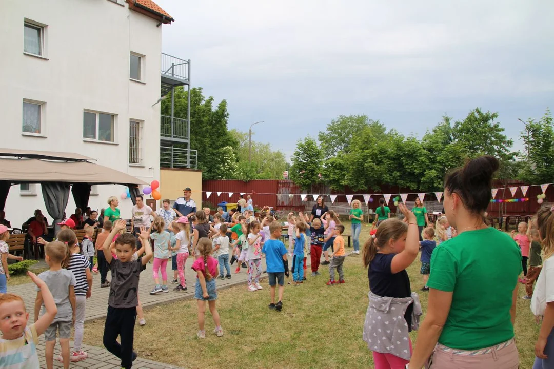 Przedszkolaki integrowały się z seniorami. Festyn na ulicy Zacisznej w Jarocinie