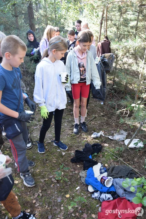 Akcja "Czysty las, czysta gmina - sprzątamy razem" w Piaskach