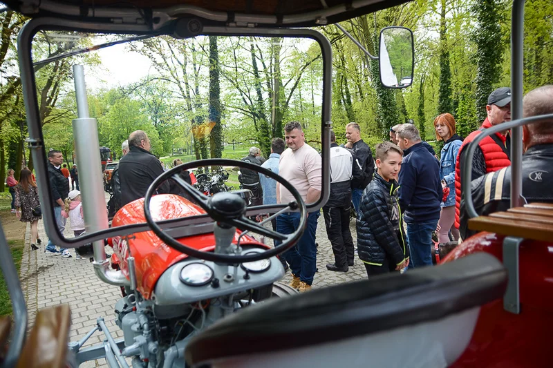 Wystawa zabytkowych pojazdów w Jarocinie z okazji Święta Flagi