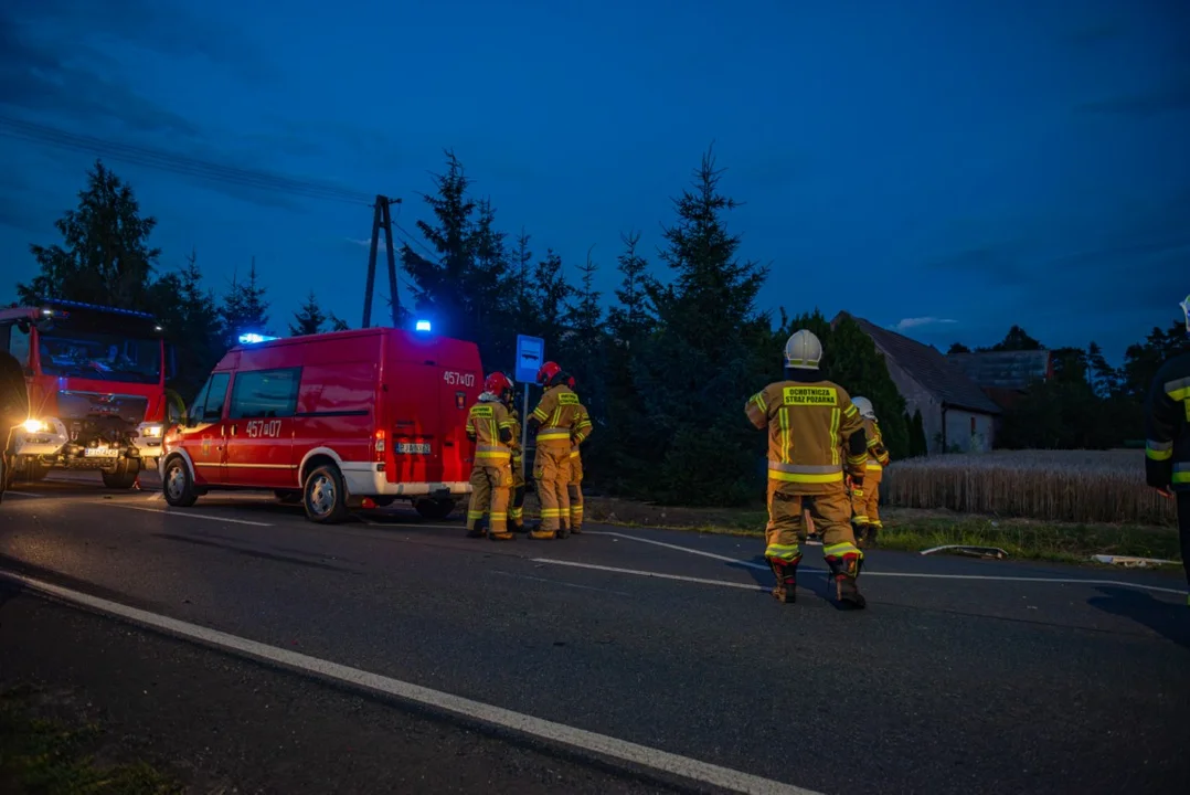 Zderzenie ciężarowego mercedesa z osobówką na DK 12 w Łobzie