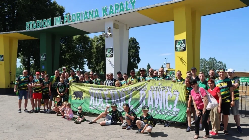 Kibice z Rawicza przed pierwszym meczem w Poznaniu w fazie zasadniczej