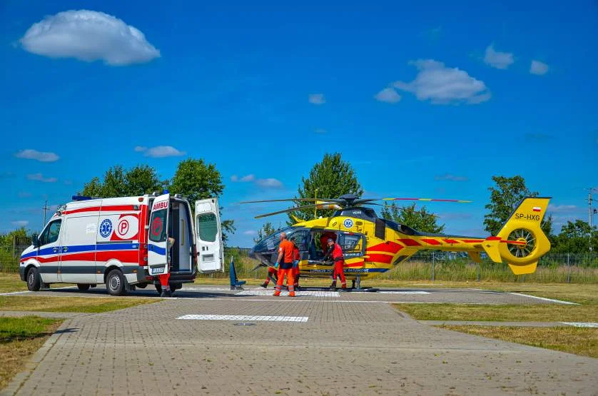 Wybuch w piwnicy na osiedlu w Jarocinie. Ciężko poparzeni mężczyźni przewiezieni śmigłowcami do szpitali