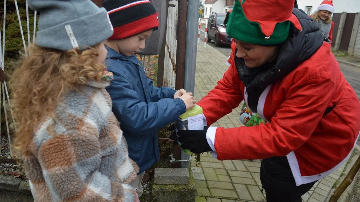 Korowód Świętego Mikołaja w Starej Krobi. Do domów dzieci z prezentami zawitał święty ze śnieżynkami na koniach - Zdjęcie główne