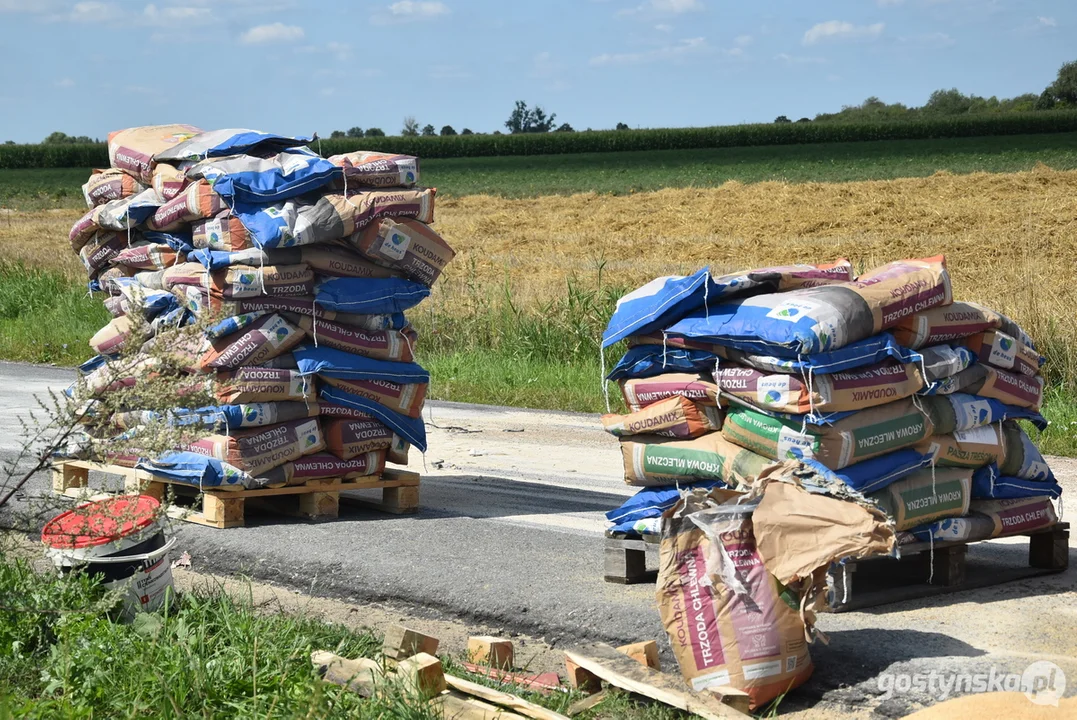 Wypadnięcie z drogi ciężarówki z paszą na trasie Wymysłowo-Krobia