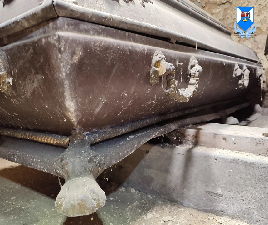 Dr Emilian Prałat eksploruje krypty