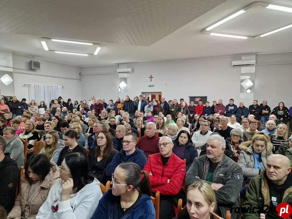 Debata w Dubinie. Ponad 300 osób broni szkoły. W tle groźba referendum - Zdjęcie główne