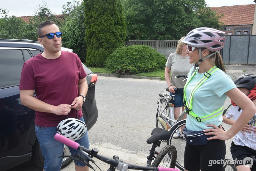 Wyborczy challenge w Piaskach i Pogorzeli. Burmistrz przywiozła wójtowi coś słodkiego