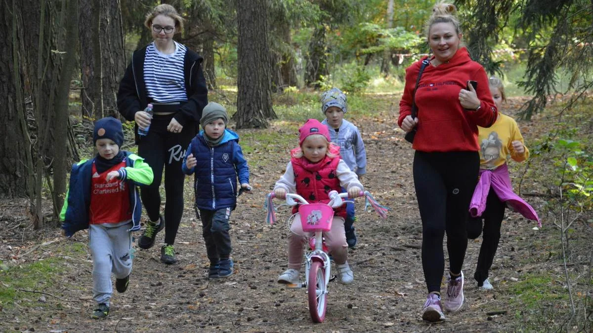 Bieg Jesieni 2022. Ponad 500 osób wyruszyło na 3,5-kilometrową leśną trasę w Karcu - Zdjęcie główne