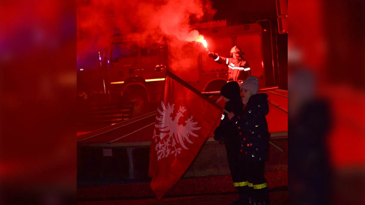 Obchody 105. rocznicy wybuchu powstania wielkopolskiego w Piaskach. Bohaterów uczcili syreną i flarami - Zdjęcie główne