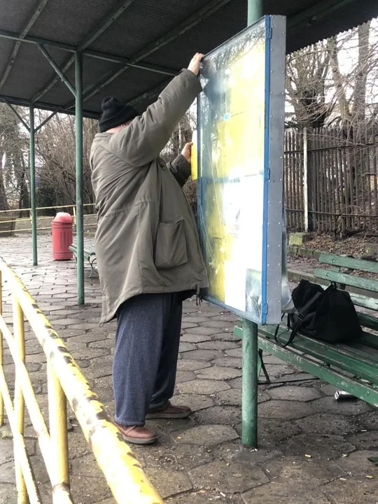 Ławki na dworcu autobusowym w Jarocinie postawiono po prawie dwóch miesiącach