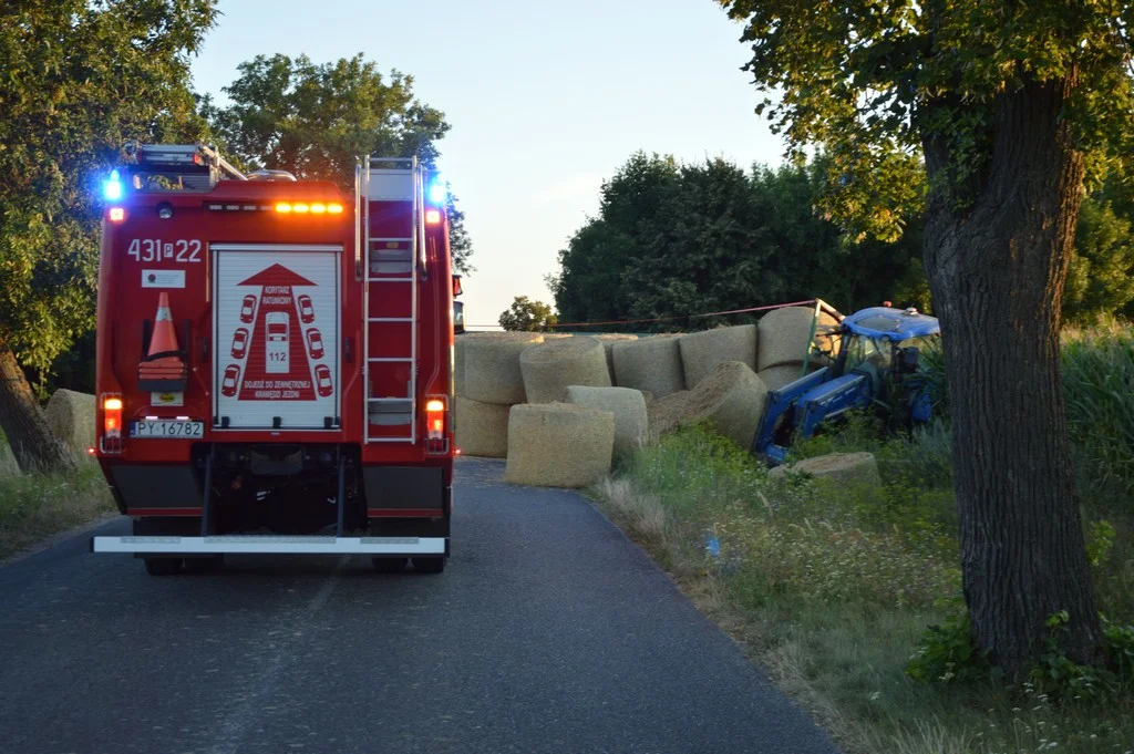 Groźne zderzenie ciągnika rolniczego z mercedesem. 18-letni kierowca osobówki i jego kuzyn cudem uniknęli tragedii