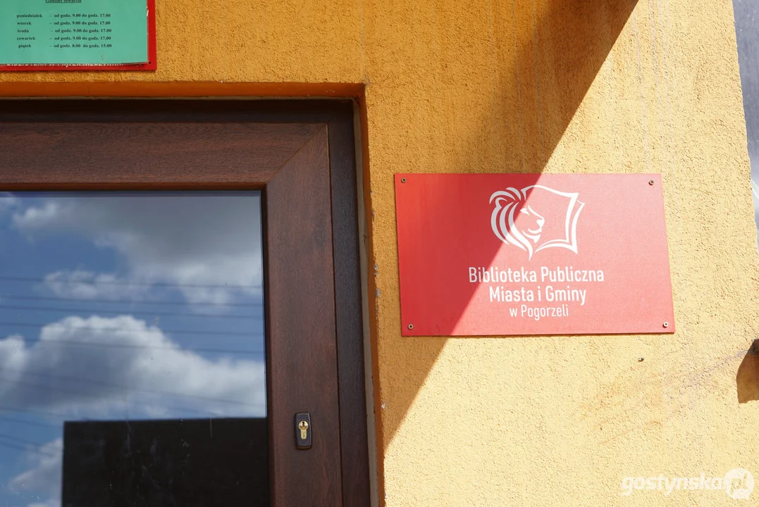 Miłośnicy starych fotografii w pogorzelskiej bibliotece