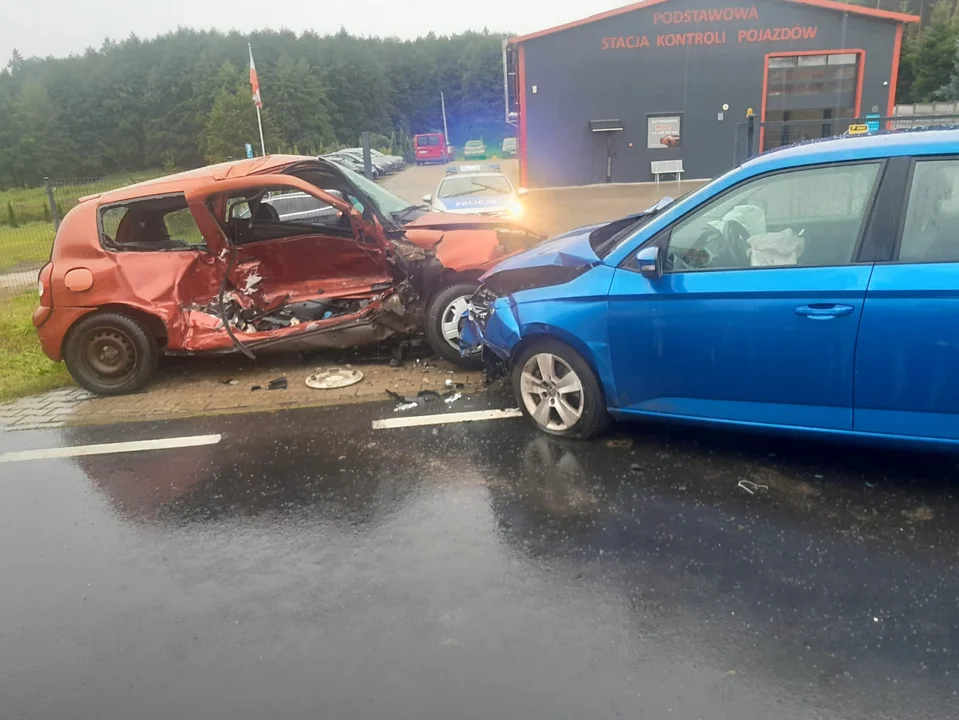 Wypadek na drodze Gostyń - Śrem. Trzy osoby ranne, w tym 4-letnie dziecko - Zdjęcie główne