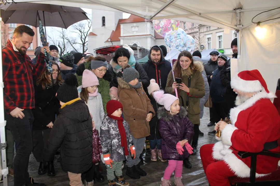 Pogoda nie sprzyjała jarmarkowi w Jarocinie. Padało i wiało, więc św. Mikołaj przyjechał na hulajnodze [ZDJĘCIA] - Zdjęcie główne