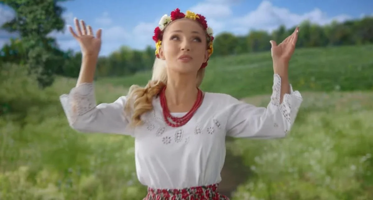 Cleo w bluzce ze snutką golińską w reklamie serka