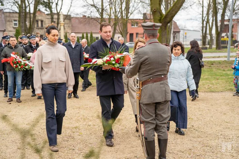 Uroczystości przed pomnikiem gen. Stanisława Taczaka w Mieszkowie