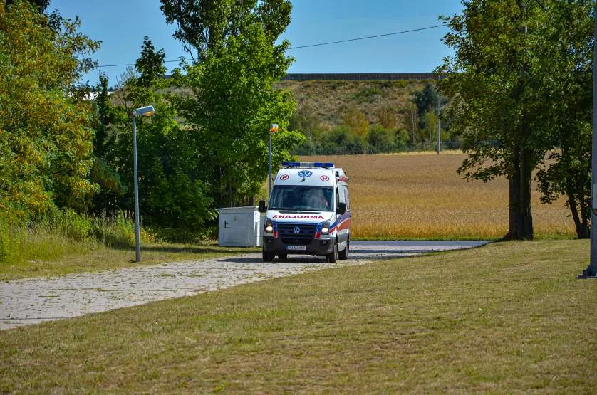 Wybuch w piwnicy na osiedlu w Jarocinie. Ciężko poparzeni mężczyźni przewiezieni śmigłowcami do szpitali