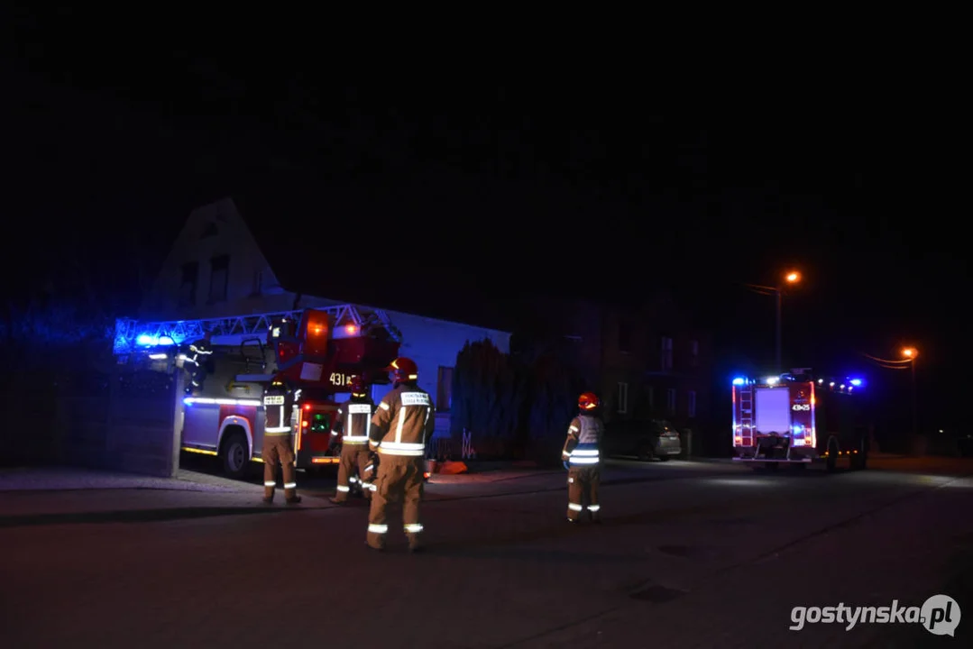 Ze zgłoszenia wynikało, że pali się budynek mieszkalny. JRG z KP PSP Gostyń w akcji