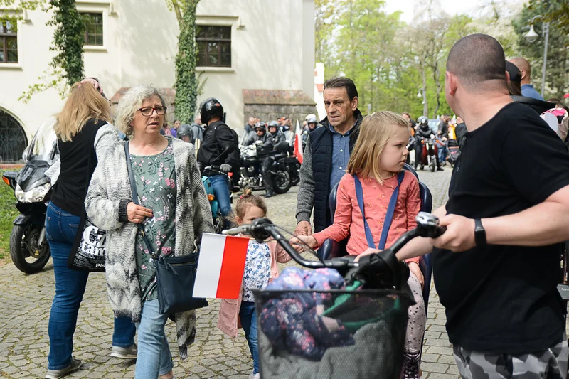 Wystawa zabytkowych pojazdów w Jarocinie z okazji Święta Flagi