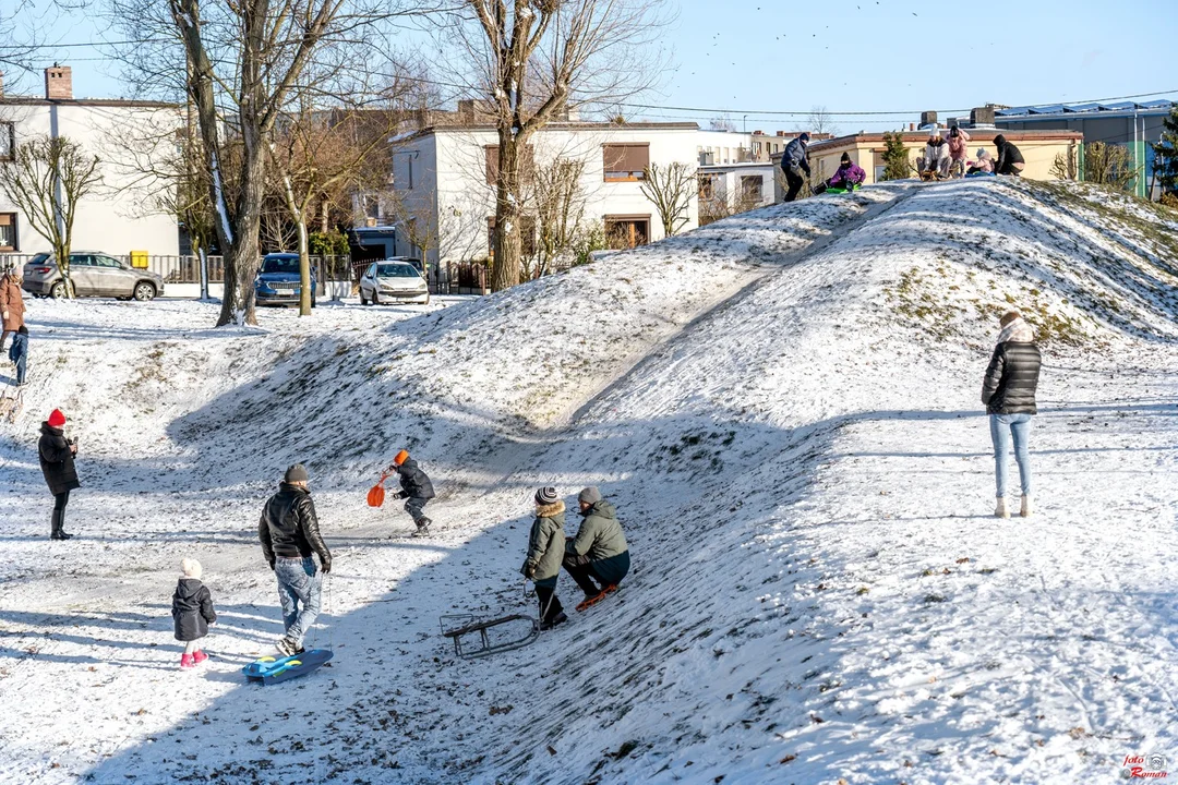 Słynna "górka na Wierzbowej" w Pleszewie przeżywa oblężenie [ZDJĘCIA] - Zdjęcie główne