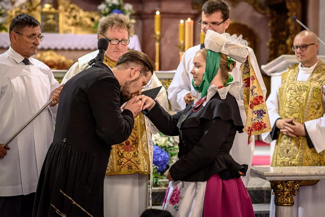 Wesele biskupiańskie Michała i Marty Chudych w Sikorzynie