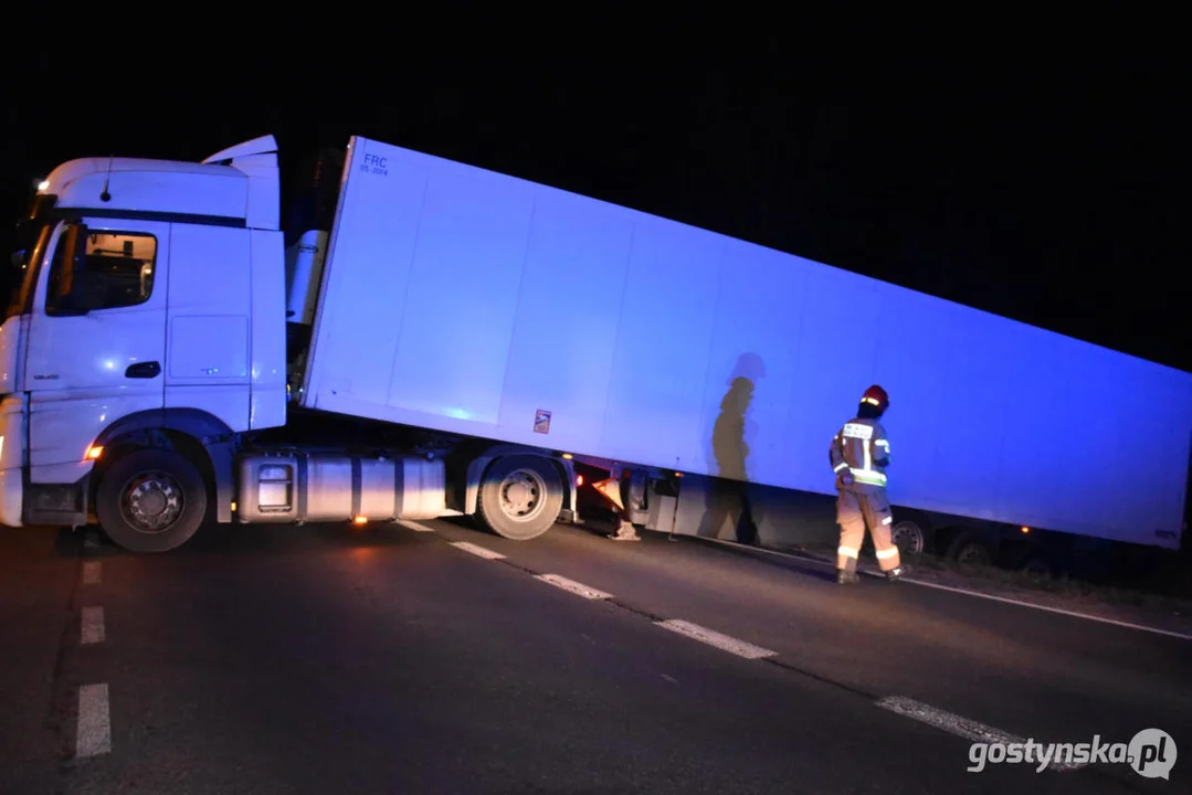 Samochód ciężarowy zablokował drogę DW434 z Gostynia do Poznania