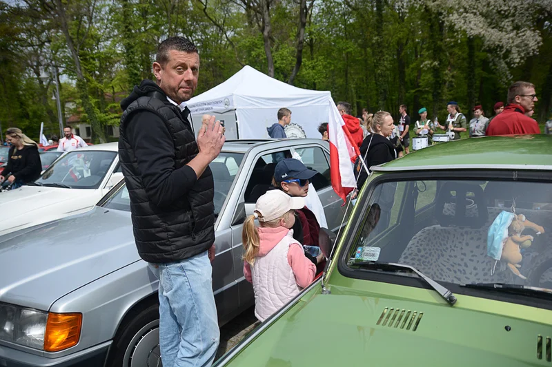 Wystawa zabytkowych pojazdów w Jarocinie z okazji Święta Flagi