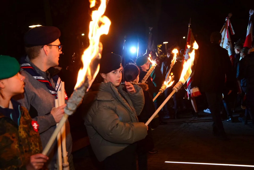 Obchody Święta Niepodległości w Jarocinie. Capstrzyk w parku mjr. Zbigniewa hr. Ostroroga-Gorzeńskiego