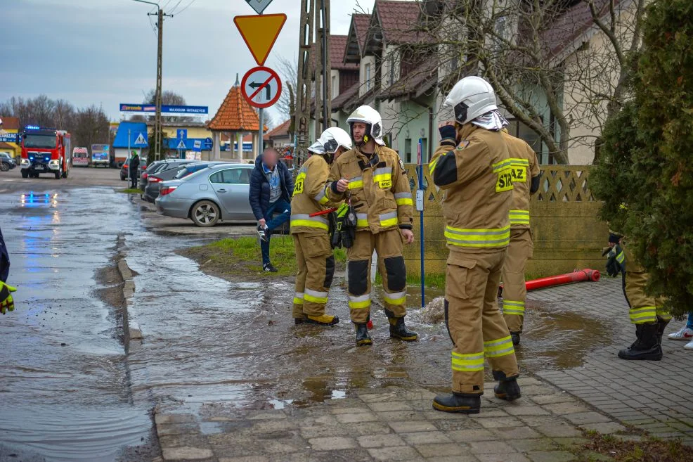 W Witaszycach samochód uderzył w hydrant. Straż i policja w akcji [AKTUALIZACJA, ZDJĘCIA] - Zdjęcie główne