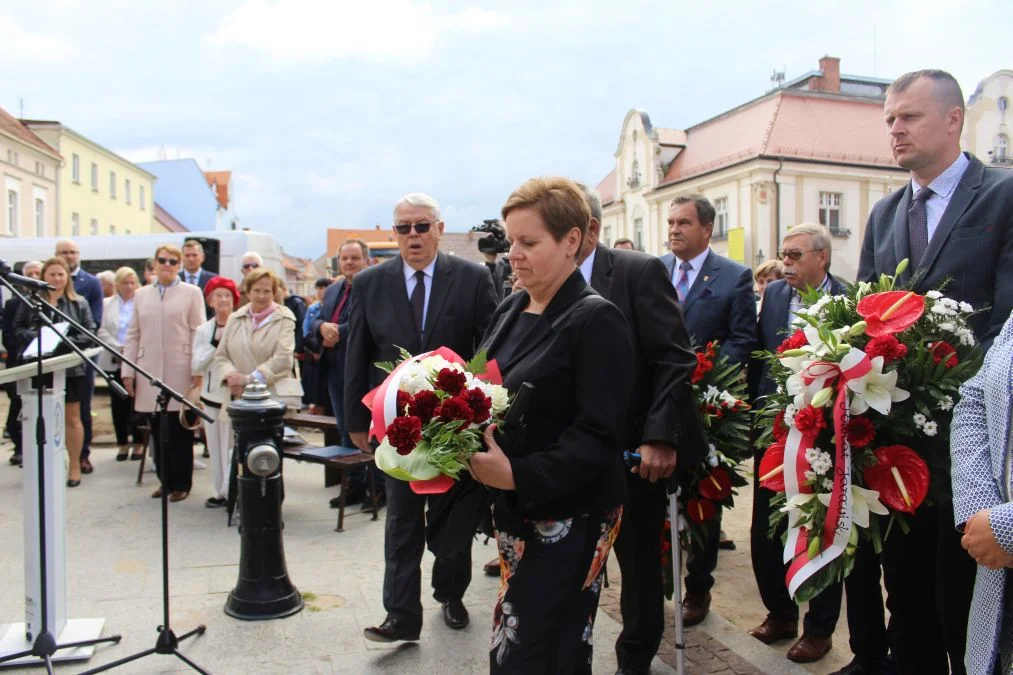 Jarocin. Odsłonięcie tablicy poświęconej kolporterom gazety konspiracyjnej "Dla Ciebie, Polsko" i koncert patriotyczny w JOK-u