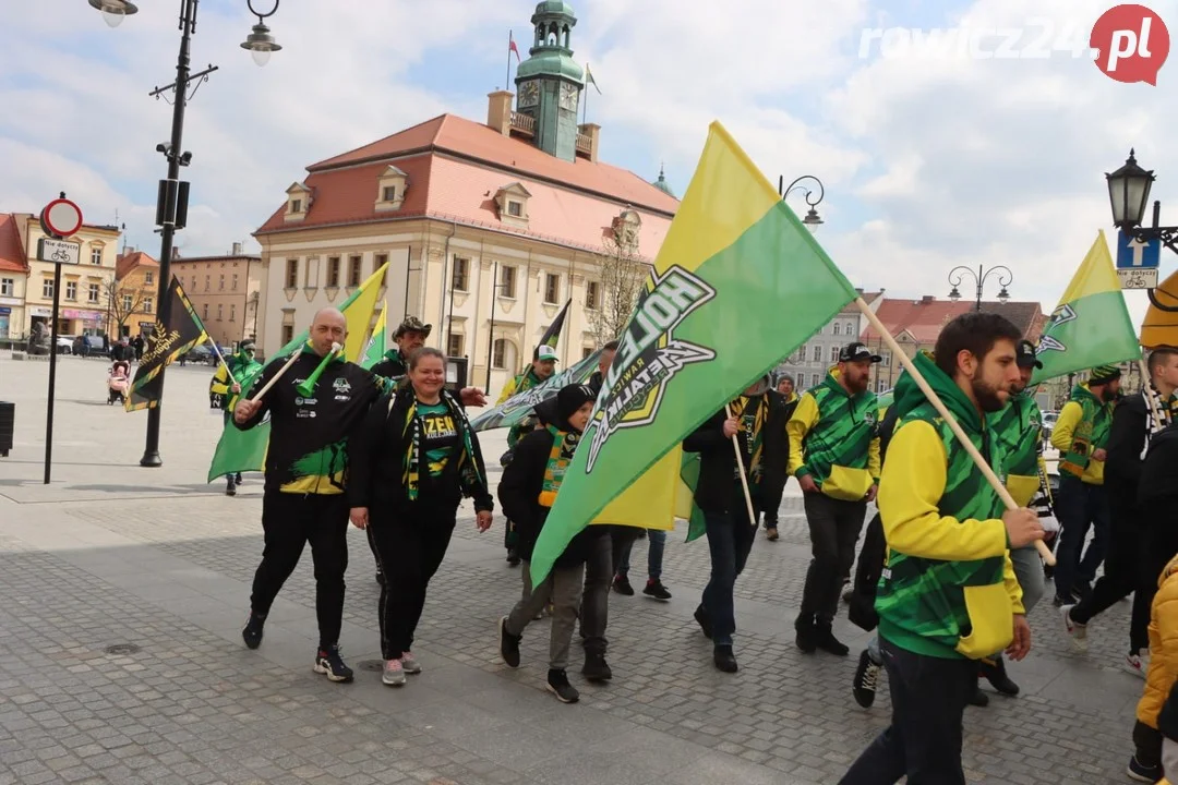 Kibice Kolejarza przeszli ulicami miasta.