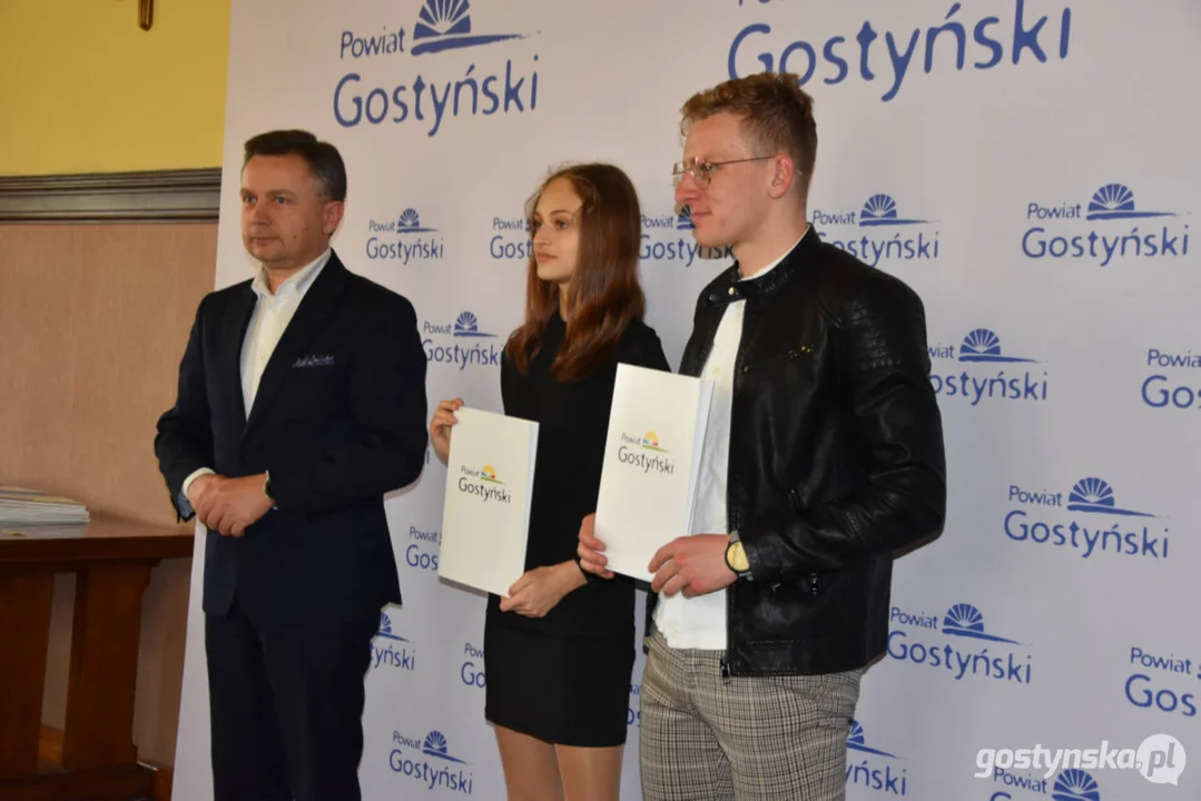 Zarząd Powiatu Gostyńskiego rozdał stypendia młodym sportowcom