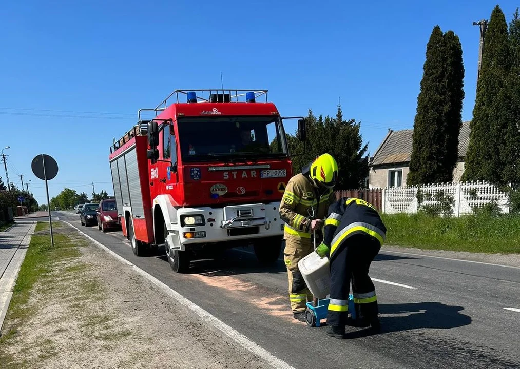 Usuwali 8-kilometrową plamę oleju na trasie Niniew-Stary Olesiec [ZDJĘCIA] - Zdjęcie główne