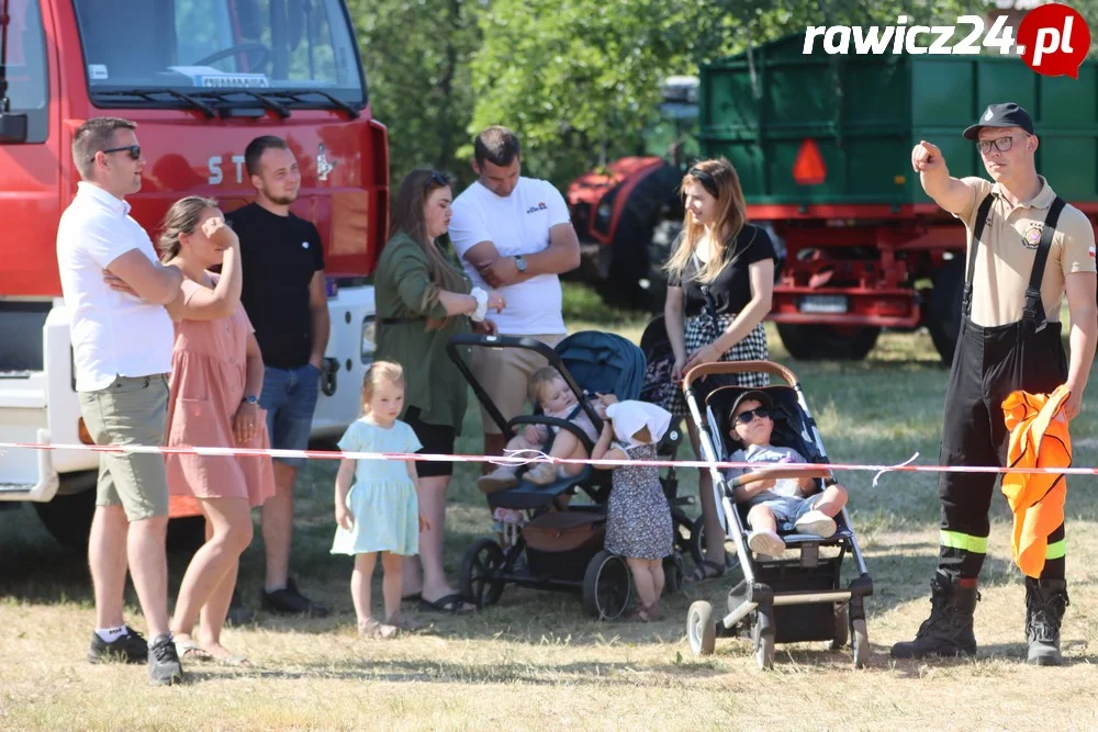 Kibice na gminnych zawodach strażackich w Jeziorach