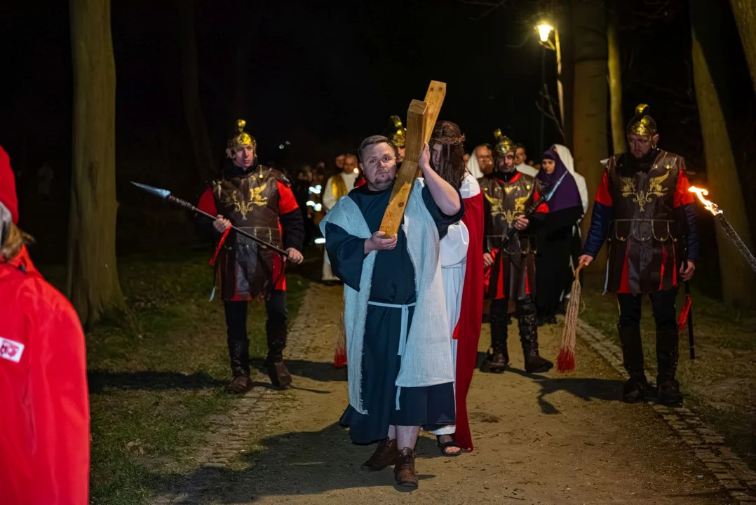 Tłumy na Misterium. Burmistrz dźwiga krzyż, a Matka Boska płakała [ZDJĘCIA]