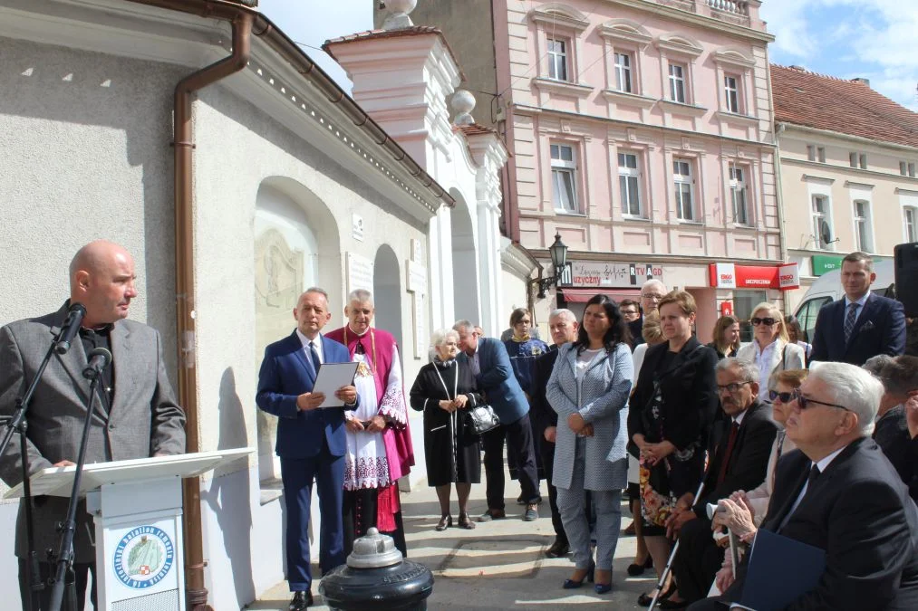 Jarocin. Odsłonięcie tablicy poświęconej kolporterom gazety konspiracyjnej "Dla Ciebie, Polsko" i koncert patriotyczny w JOK-u