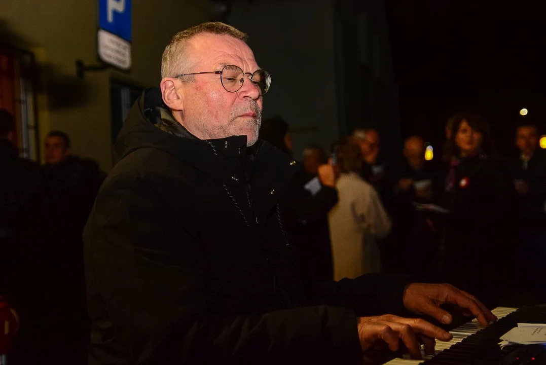 Obchody Święta Niepodległości w Jarocinie. Capstrzyk w parku mjr. Zbigniewa hr. Ostroroga-Gorzeńskiego