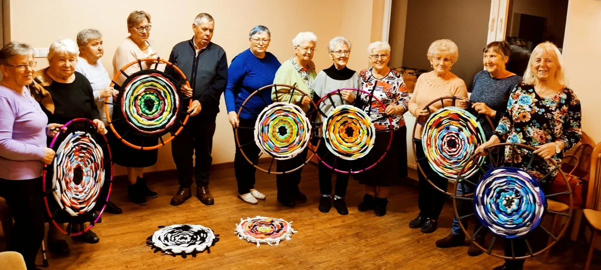 Klub Seniora z Borku Wlkp. podczas warsztatów Yarn bombing (bombardowanie włóczką)