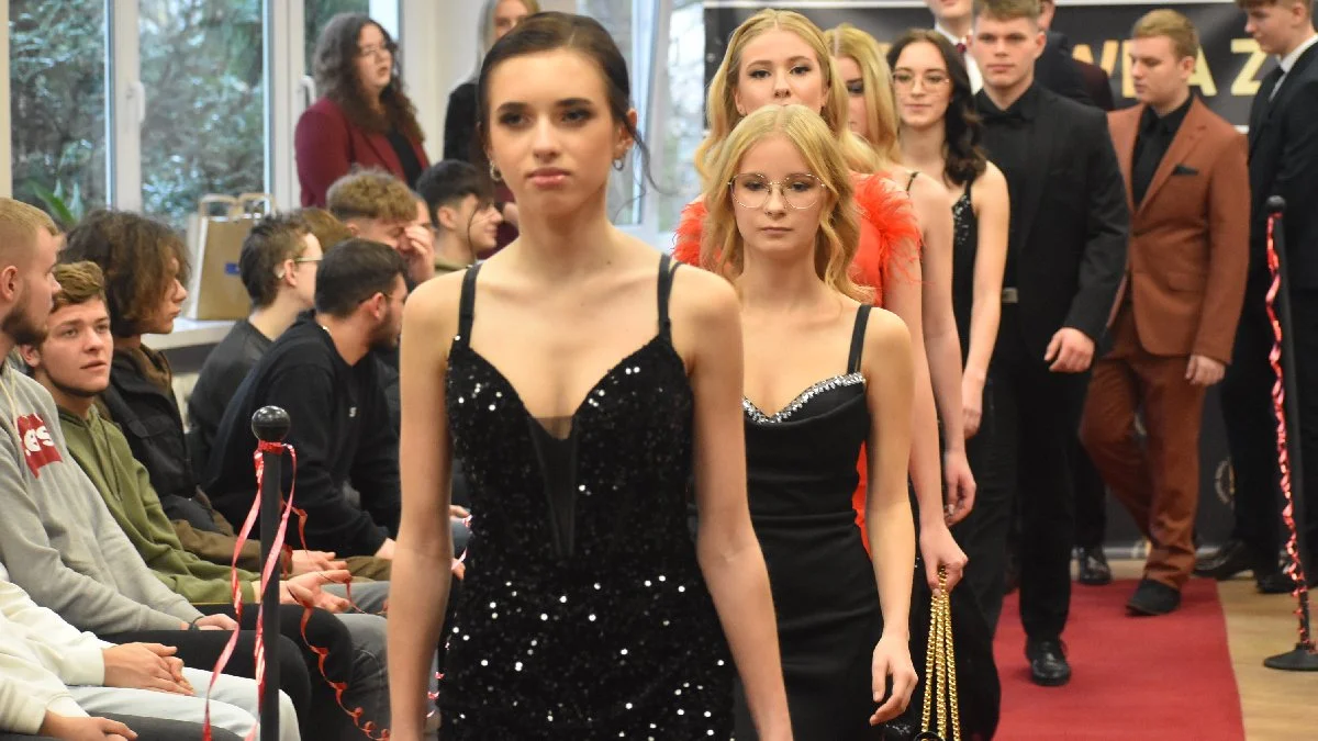 Pokaz mody studniówkowej w ZSZ w Gostyniu. "Mam nadzieję, że stanie się to święcką tradycją w tej szkole" - Zdjęcie główne