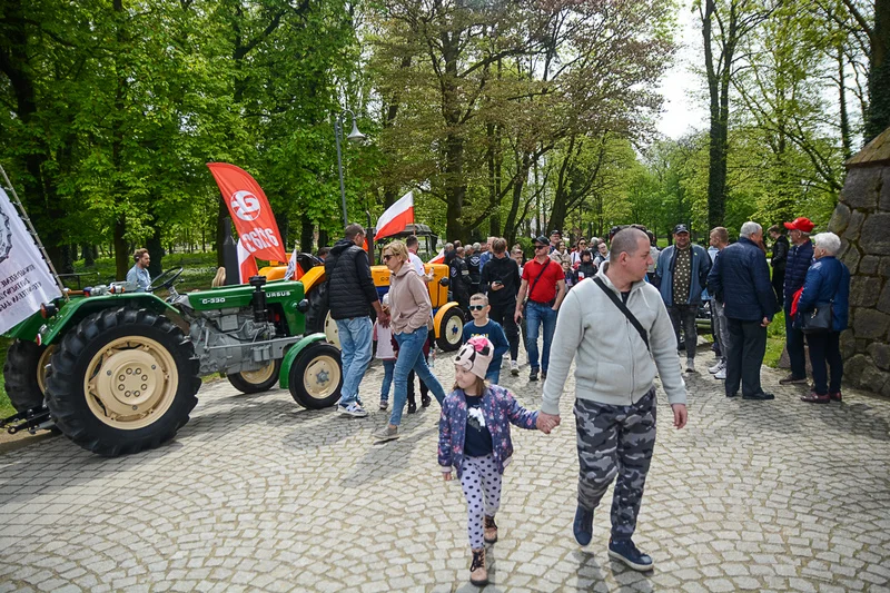 Wystawa zabytkowych pojazdów w Jarocinie z okazji Święta Flagi